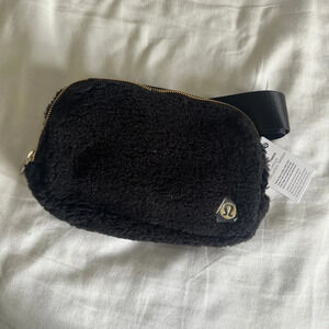 🆕🖤 Lululemon Everywhere Belt Bag Fleece Black Gold
